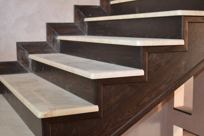 Отделка бетонной лестницы деревом: облицовка ступеней, как обшить