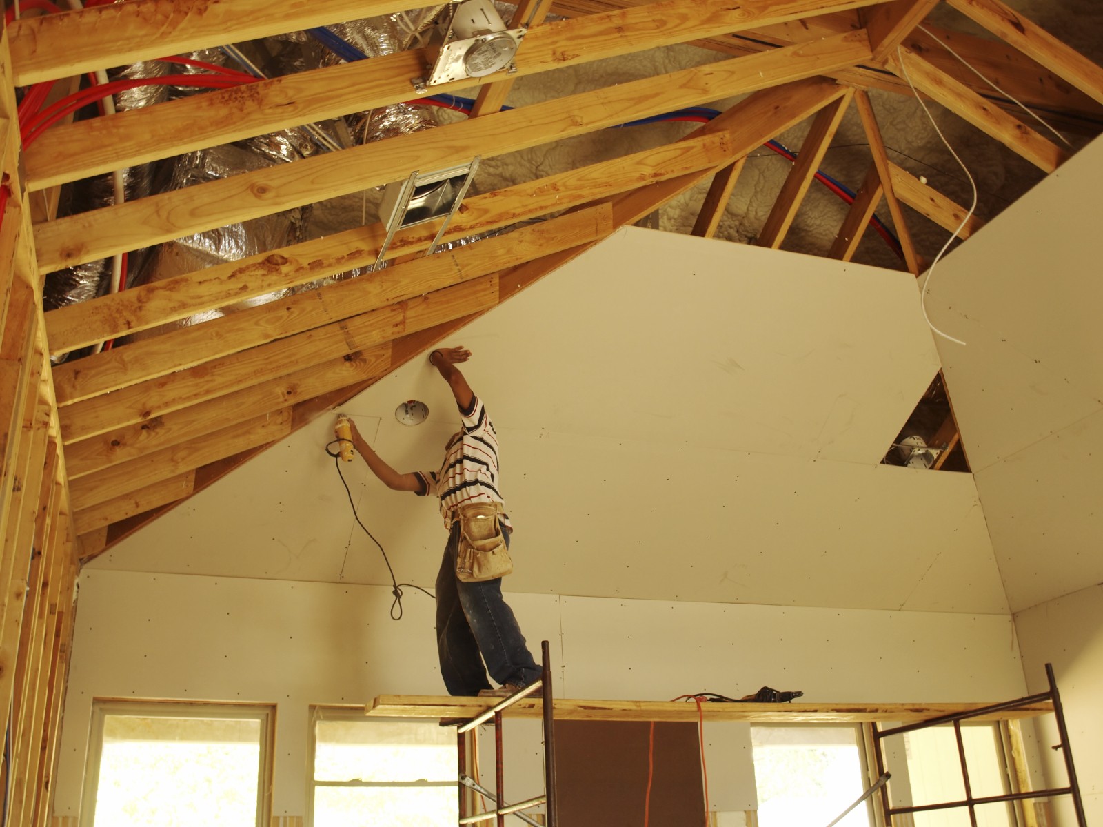 Как сделать потолок из гипсокартона в деревянном доме
