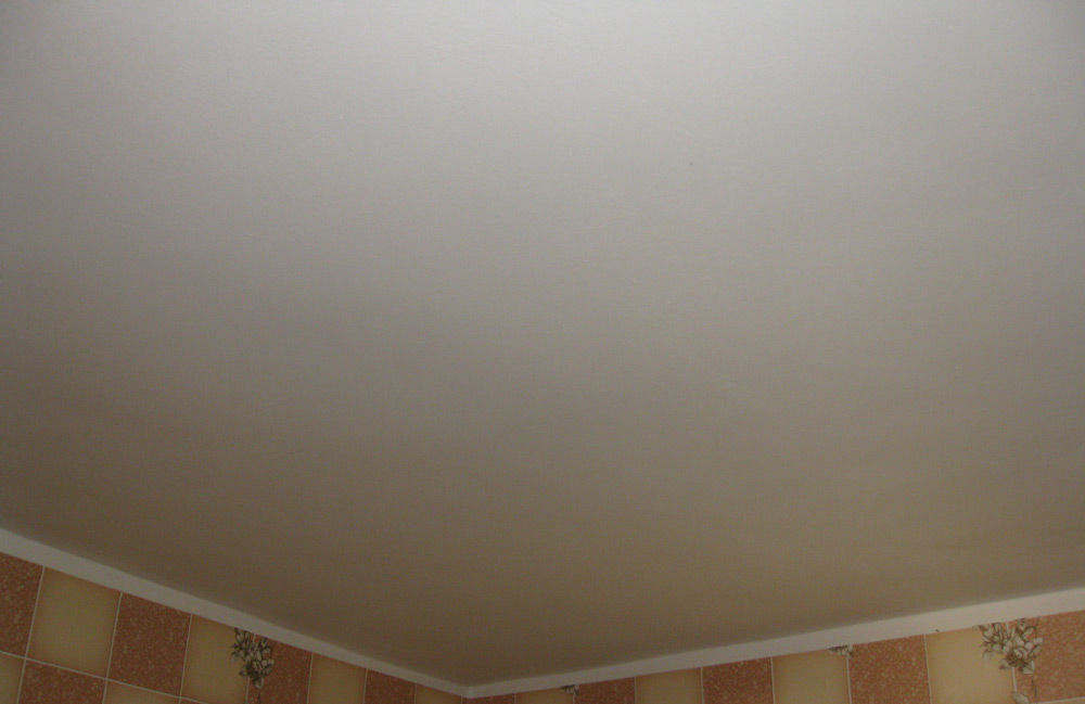 Белый крашенный потолок. Потолок белый окрашенный. Белый потолок крашеный. Крашеный потолок. Побеленный потолок.