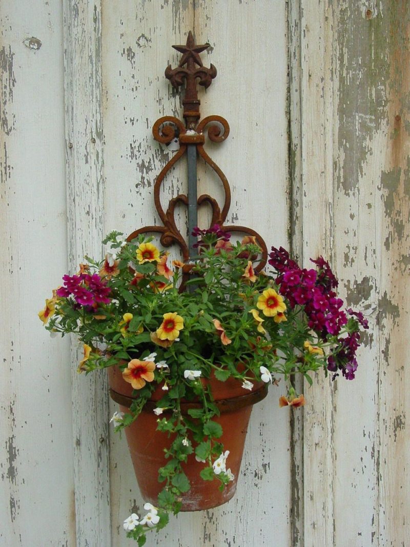 Кашпо для цветов на заборе фото