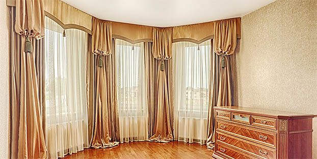 Угловые шторы: обзор гардин и угловых карнизов для штор в гостиную и др.комнаты