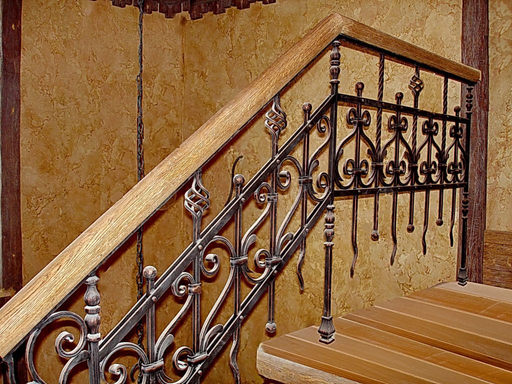 Прочные кованые лестницы: популярность и доступность