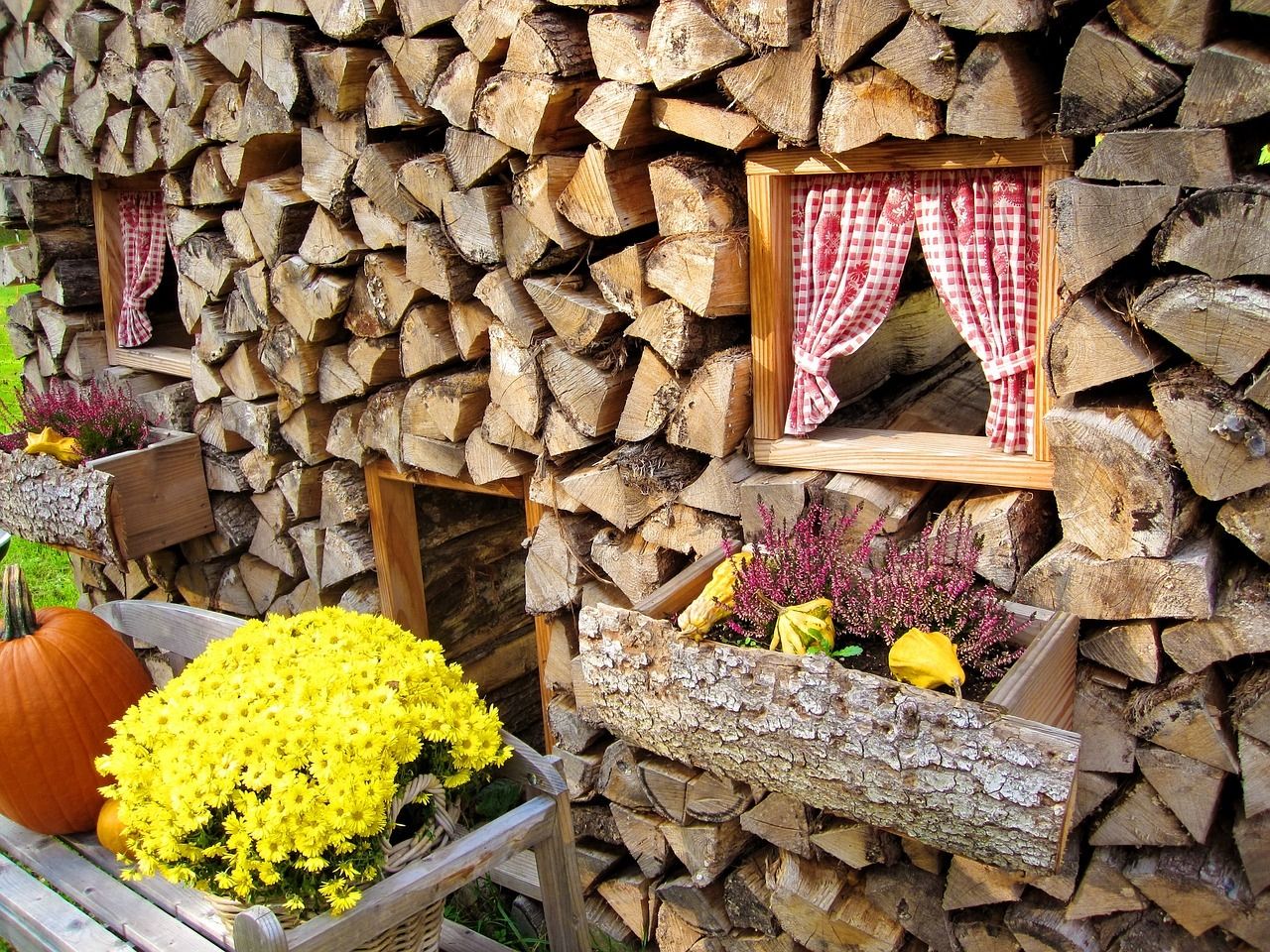 Как сложить дрова: 10 удобных идей и 30 фото красивых поленниц