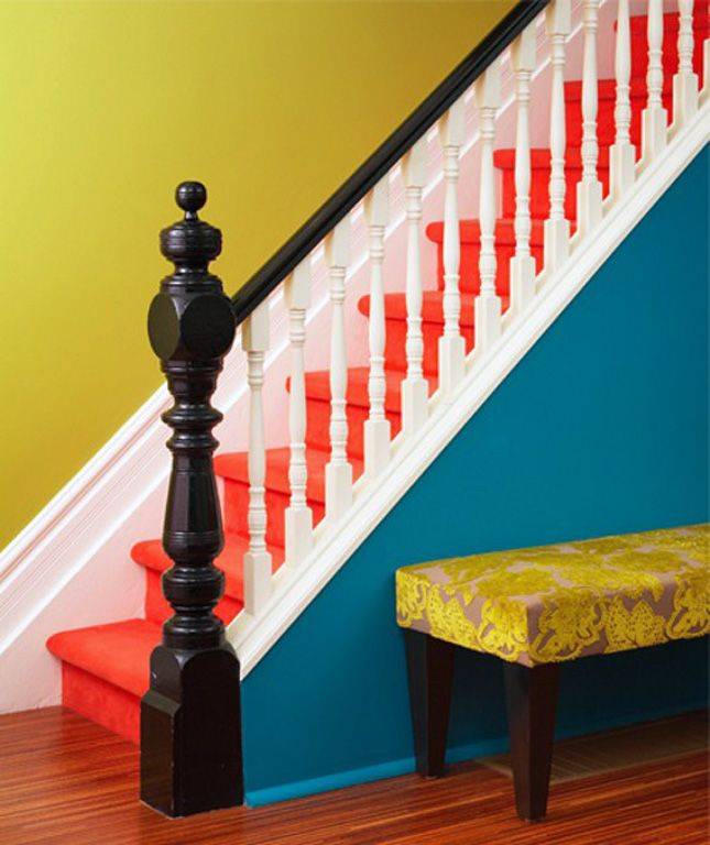 Как покрасить лестницу в доме: фото двух цветов, покраска лаком ступеней, темные стены, второй этаж внутри