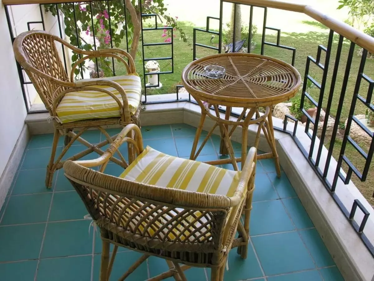 балкон с плетеной мебелью