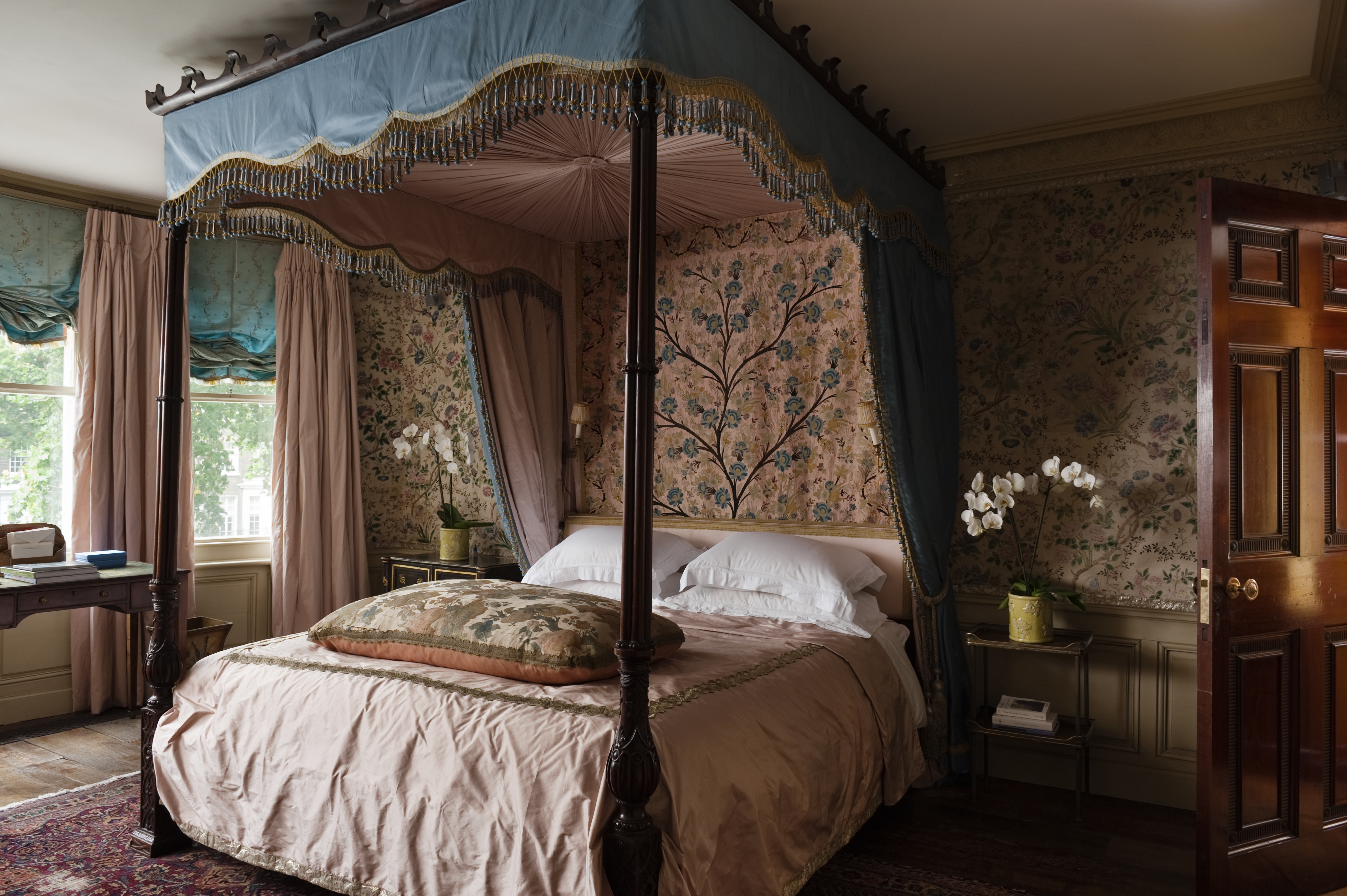 Спальня в викторианском стиле с балдахином