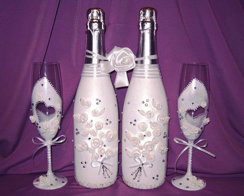 Свадебные бутылки шампанского. Свадебные бутылки. Украшение свадебных бутылок. Украшение свадебных бутылок шампанского. Свадебные бутылки и бокалы.