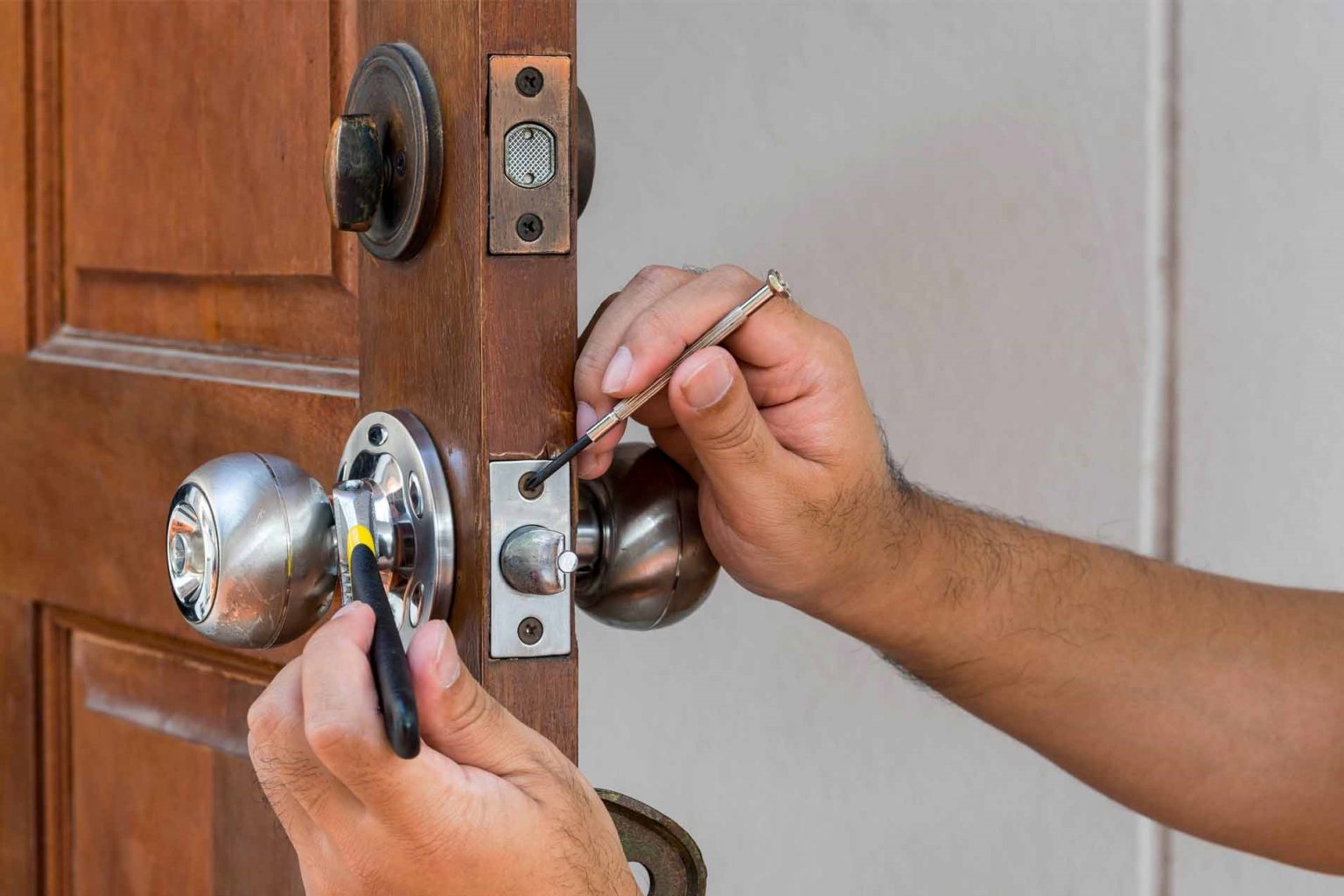 Как разобрать дверную ручку межкомнатной двери со встроенной защелкой: видео