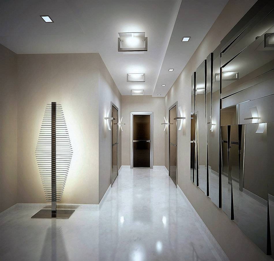 Освещение в коридоре потолочное и естественное, подсветка длинной и узкой п...