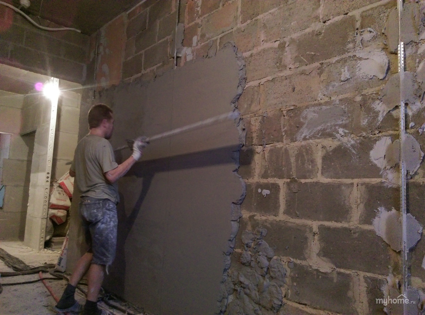 Как выравнивать стены гипсовой штукатуркой, какая штукатурка лучше подойдет для выравнивания стен, видео