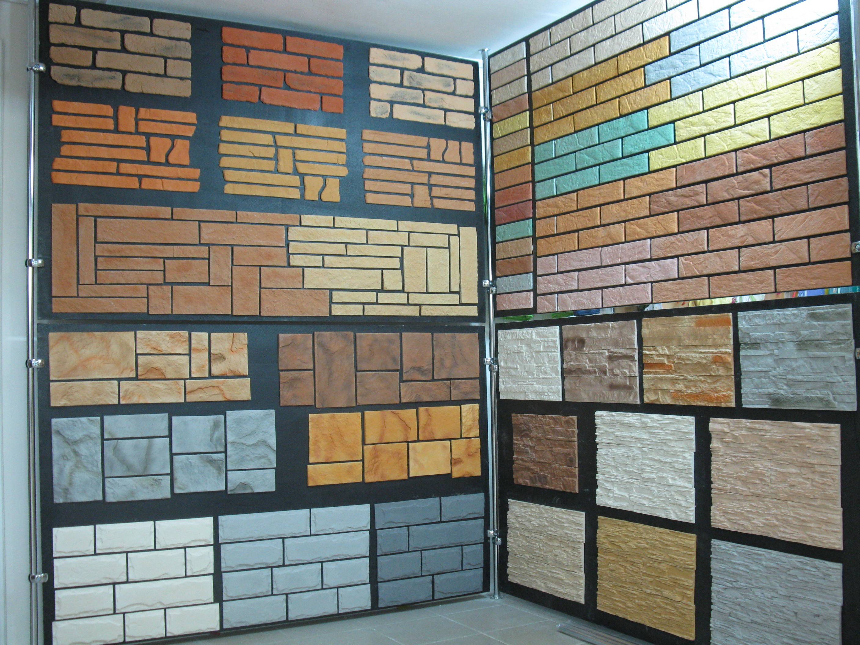 Разнообразие материалов для отделки стен внутри дома