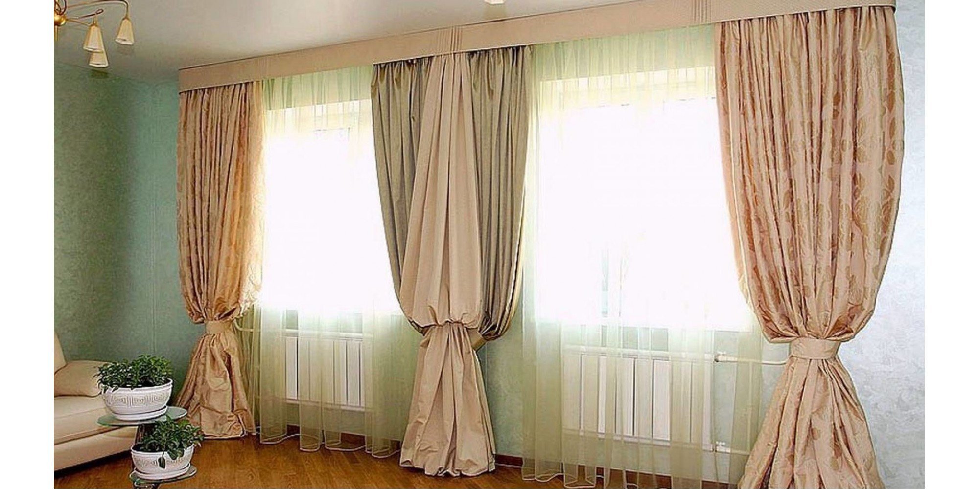 Выбираем дизайн шторы в гостиную на два окна
