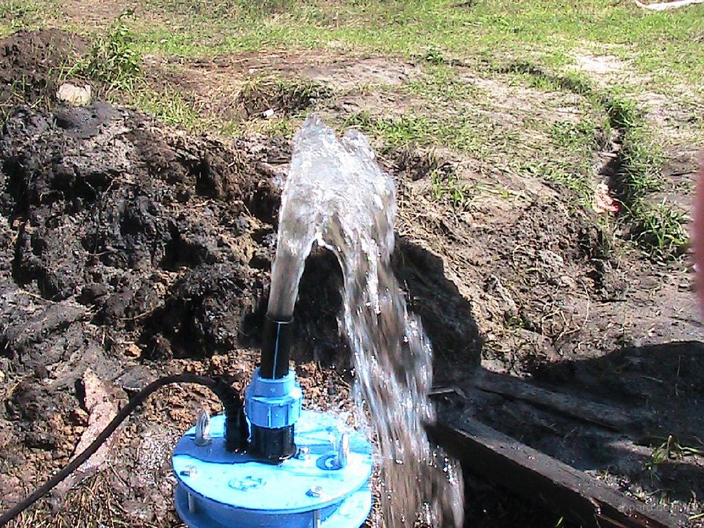 Скважины на воду калужская область. Скважина на воду. Бурение скважин. Бурение скважин на воду. Скважина на участке.