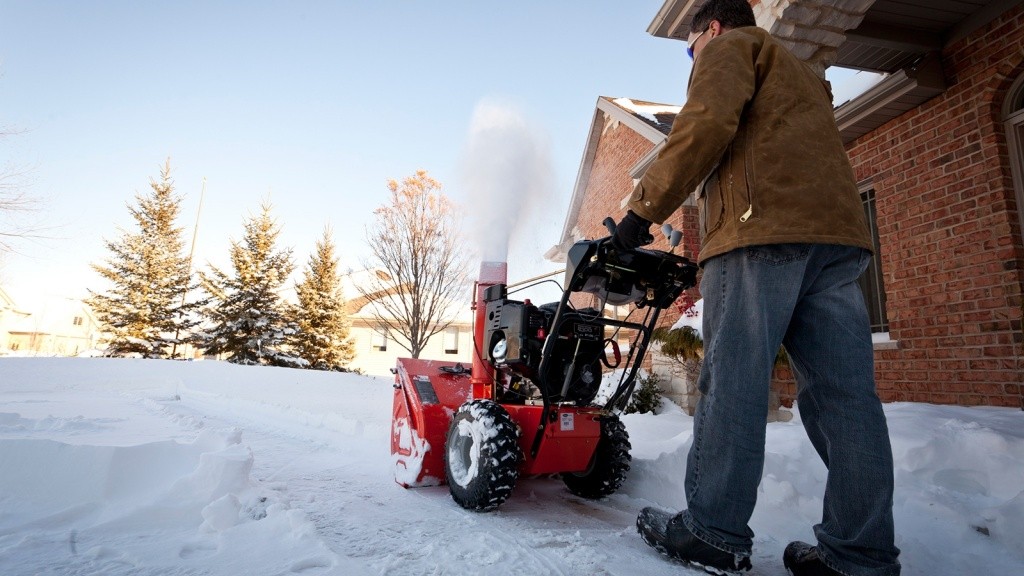 Снегоуборочная машина: снегоочиститель и снегоотбрасыватель для частного дома, дачи и дворовых территорий, техника для уборки снега - как и какой выбрать
