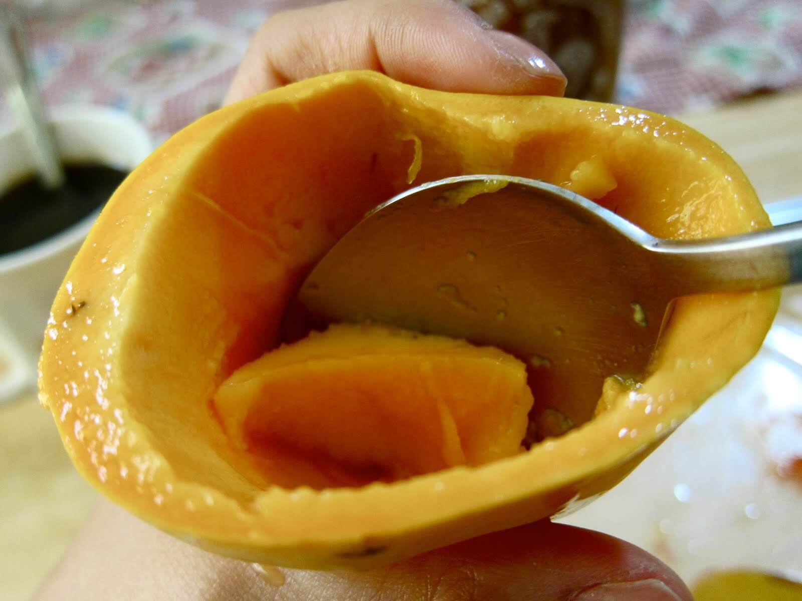 Как разрезать манго с косточкой правильно, красиво, пополам, кубиками, квадратиками, дольками. пошаговая инструкция с фото
