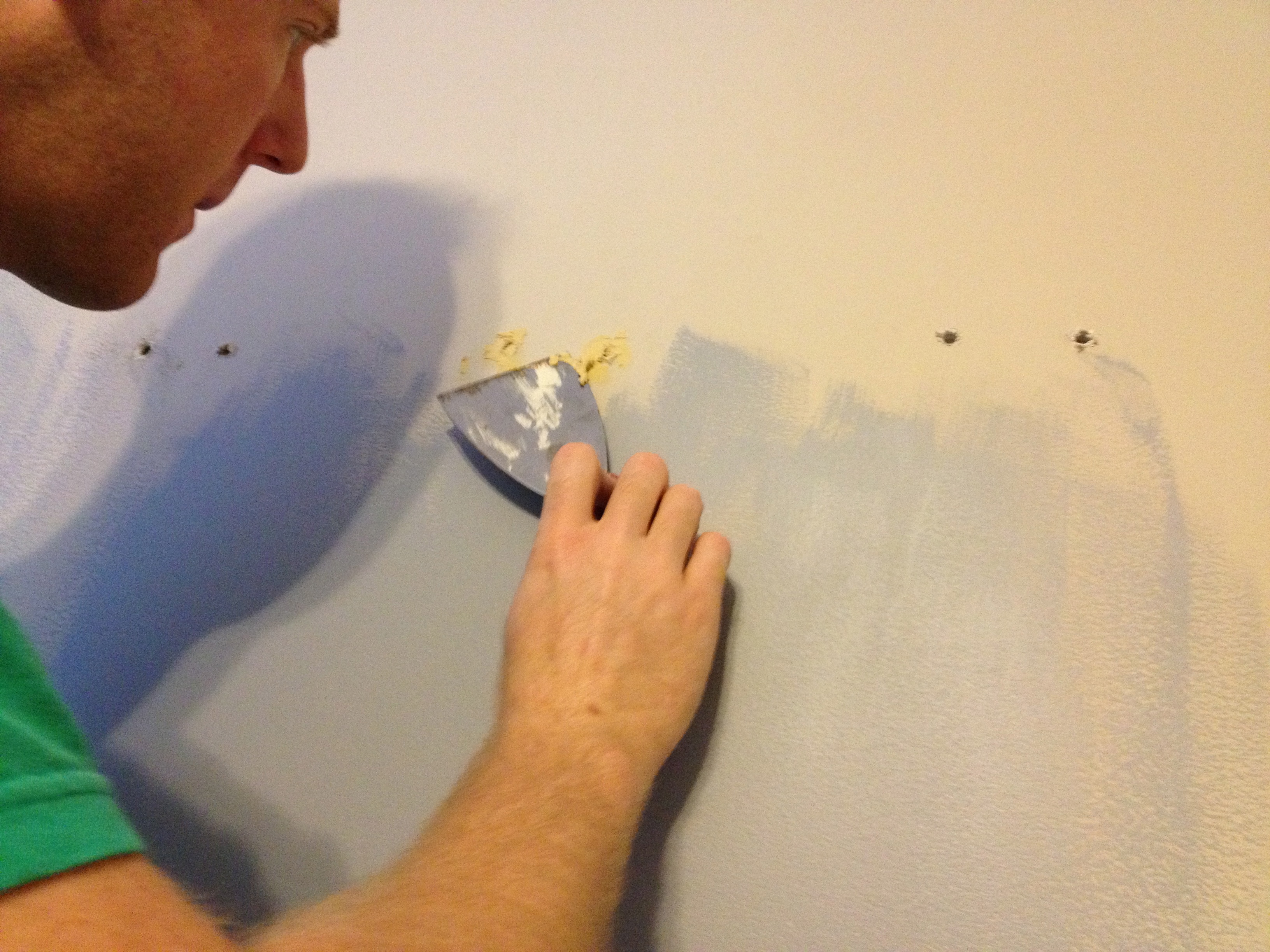 Как зашпаклевать потолок под покраску: особенности работ и процесс нанесения материала своими руками