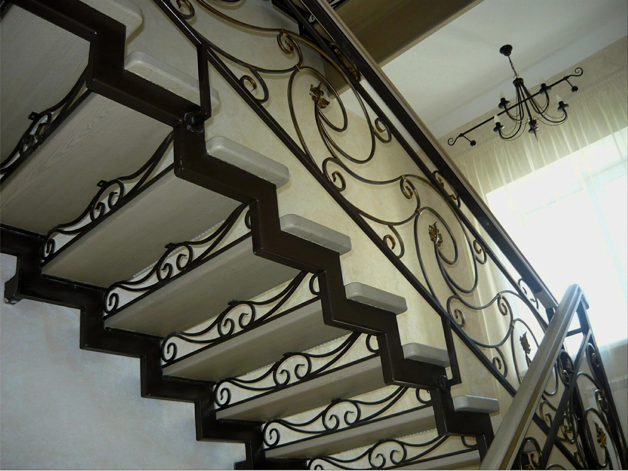 Кованые лестницы: фото на второй этаж, ковка и элементы в интерьере, заборы белые, художественные деревянные