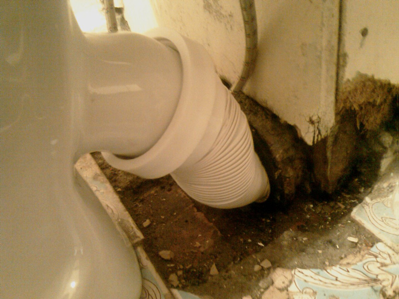 Трубы с водой в ванной. Соединитель унитаза с канализацией. Протечка унитаза. Канализационная труба в туалете. Канализационная труба для унитаза.