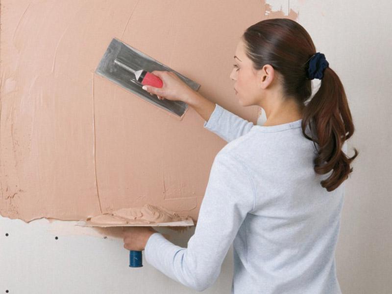 Как шпаклевать потолок под покраску своими руками (видео)
