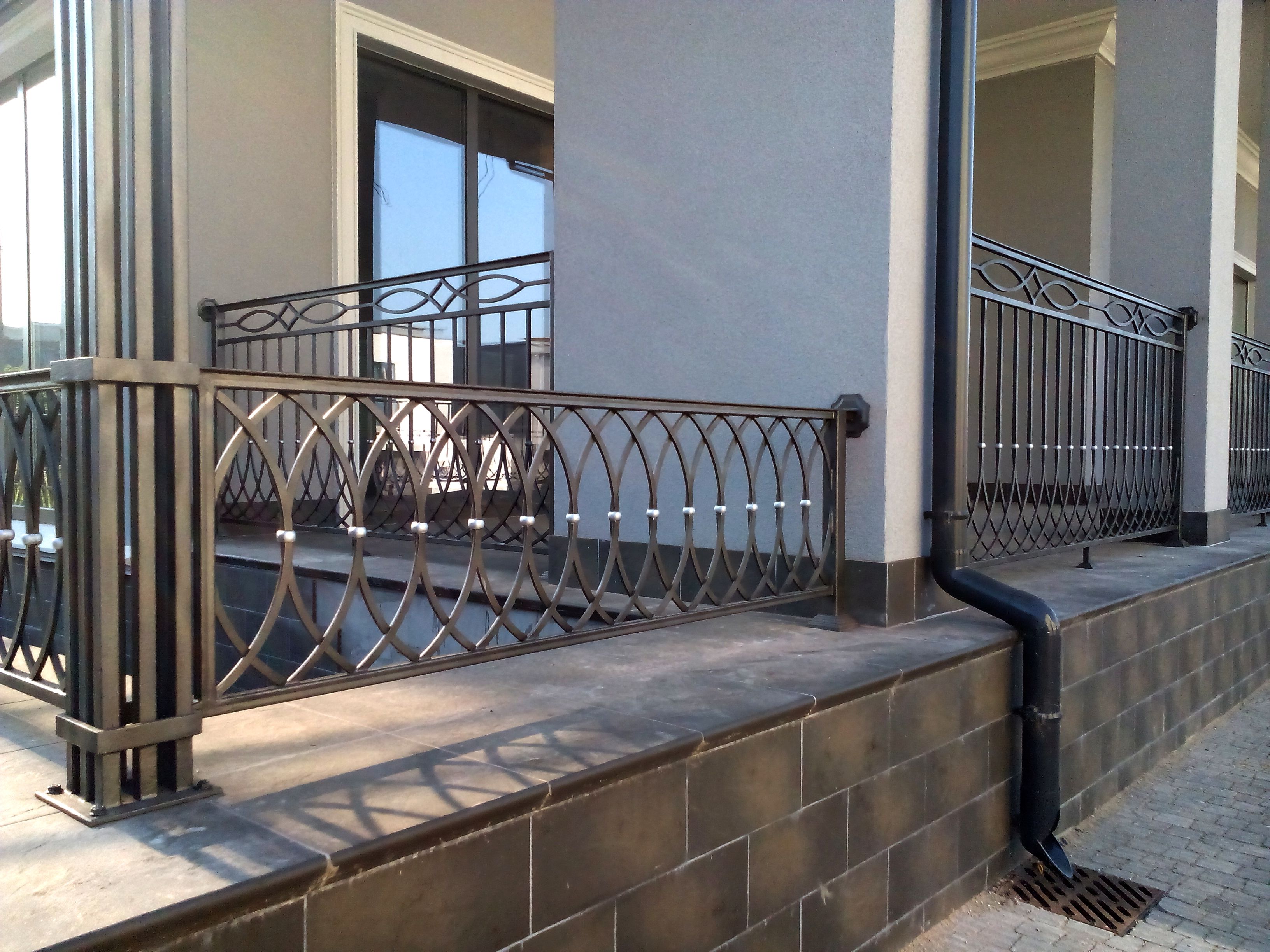 Высота перил на балконе – какой она должна быть по стандартам безопасности?
