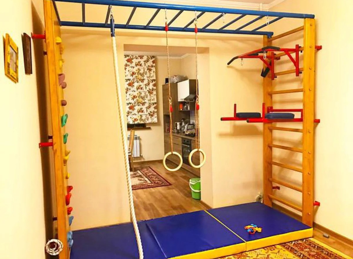 Как оборудовать спортивный уголок для детей в квартире