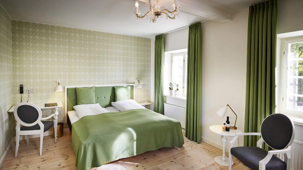 Зеленые шторы в спальню: 135 фото красивого сочетания штор с зеленым оттенком в современной спальне