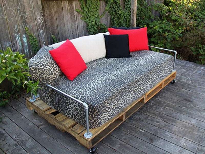 Как из односпальной кровати сделать диван?