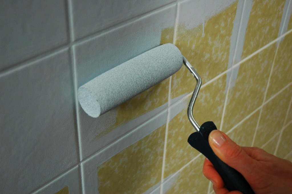 Краска для плитки в ванной: можно ли использовать, как выбрать и покрасить