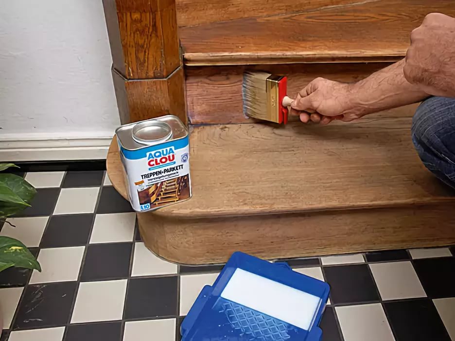 Как выполняется покраска лестницы деревянной