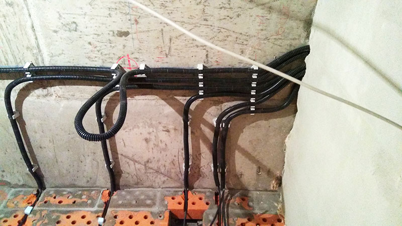 Прокладка кабеля по стене в гофрированной трубе: правила, советы, инструкция