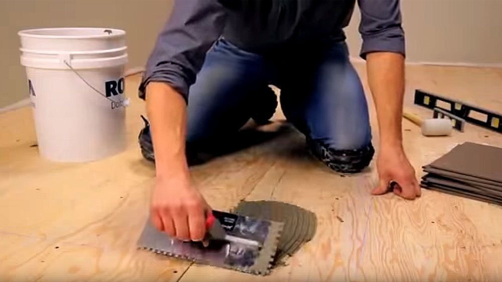 Как положить плитку на осб плиту: можно ли класть на фанеру, укладка и как положить пол, чем приклеить керамическую