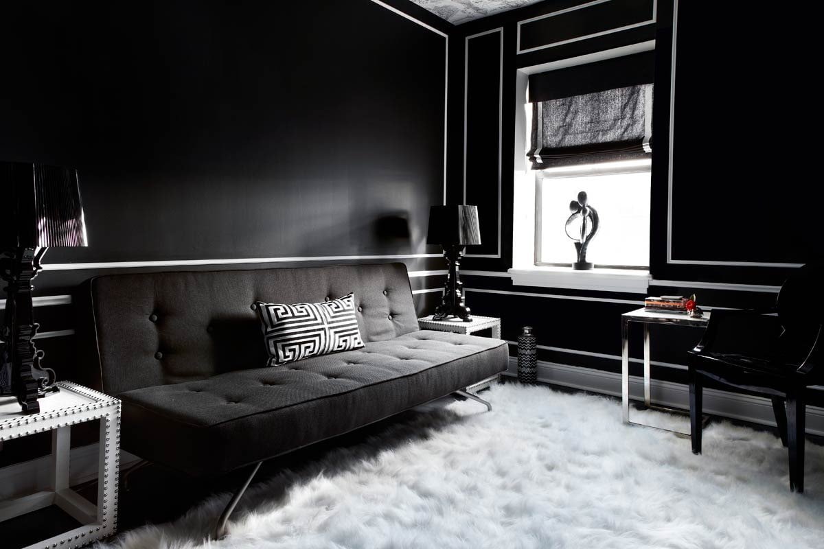 черная мебель и белые стены