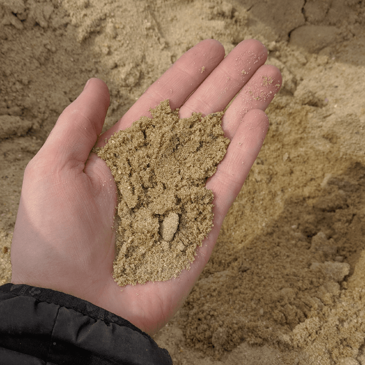 Какой песок нужен для фундамента и подушки под него – речной или карьерный
