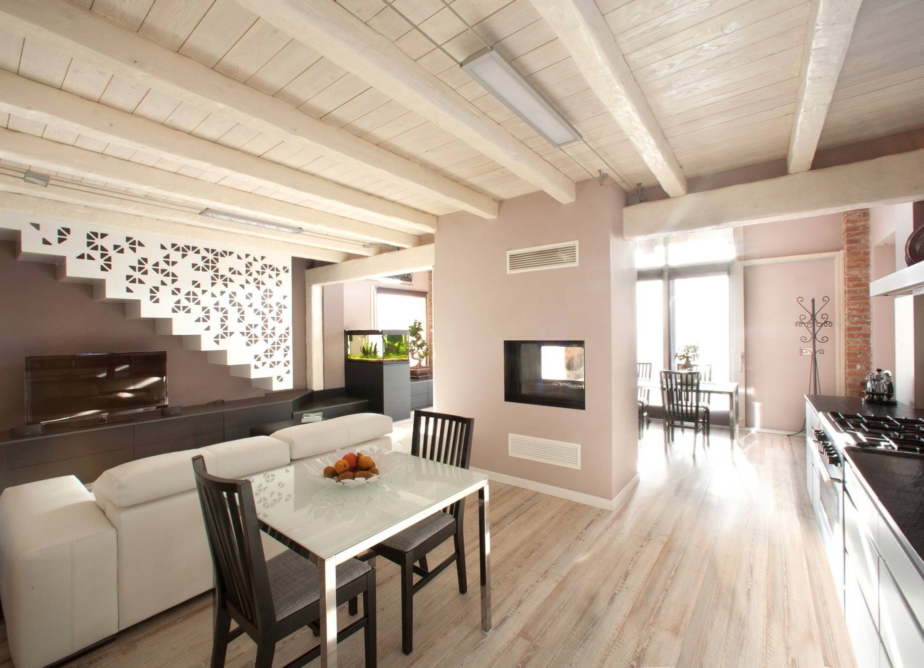 Потолок с балками: деревянные и полиуретановые фальшбалки интерьере, дизайн, как обыграть брус в гостинной