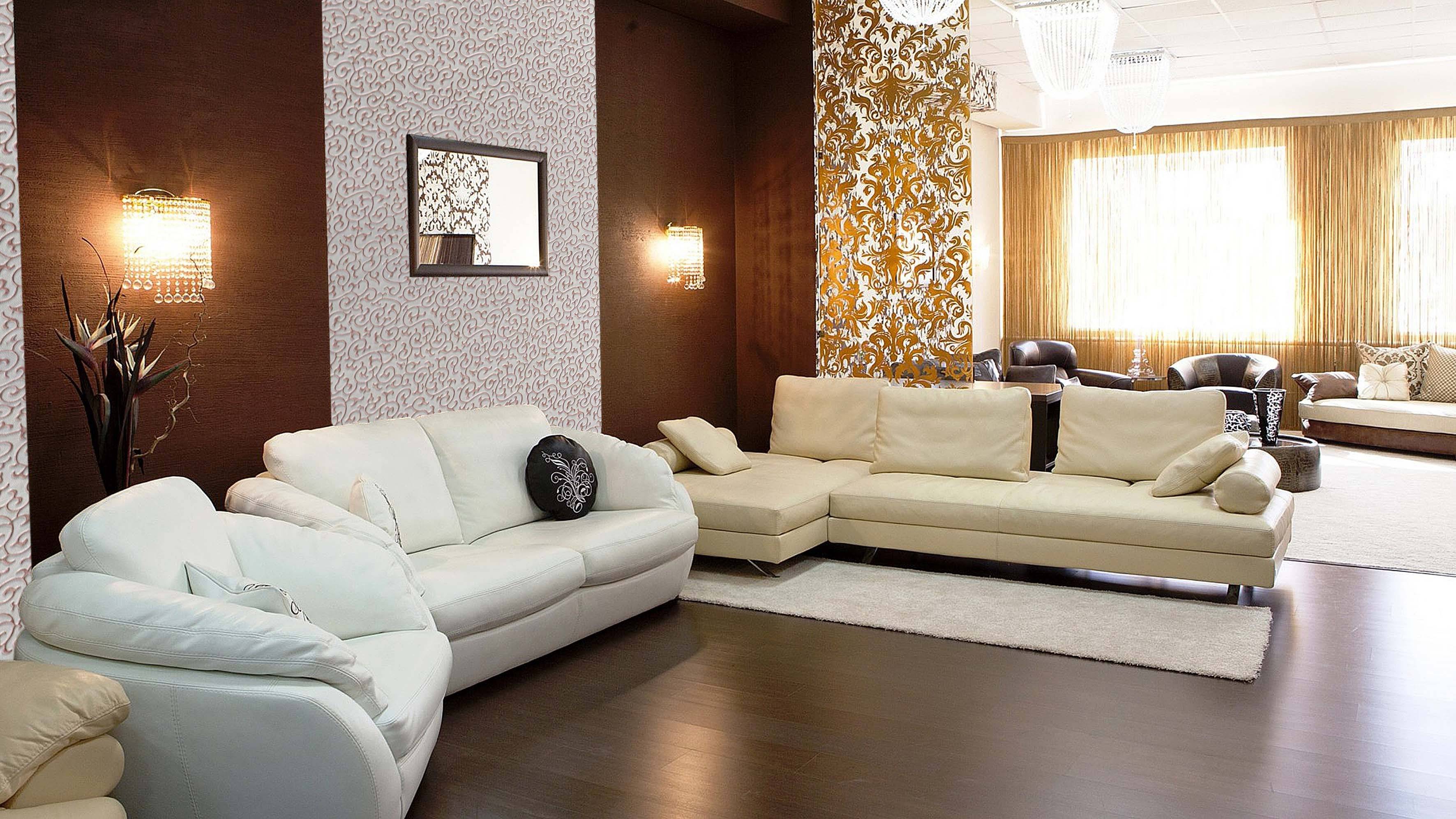 Стена с диваном в зале. Гостиная в коричневых тонах. Обои для гостиной. Гостиная в коричневом стиле. Обои в интерьере.