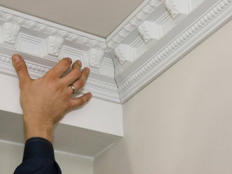 Как приклеить плинтус к натяжному потолку: как клеить потолочный багет на натяжной потолок, как крепить, установка