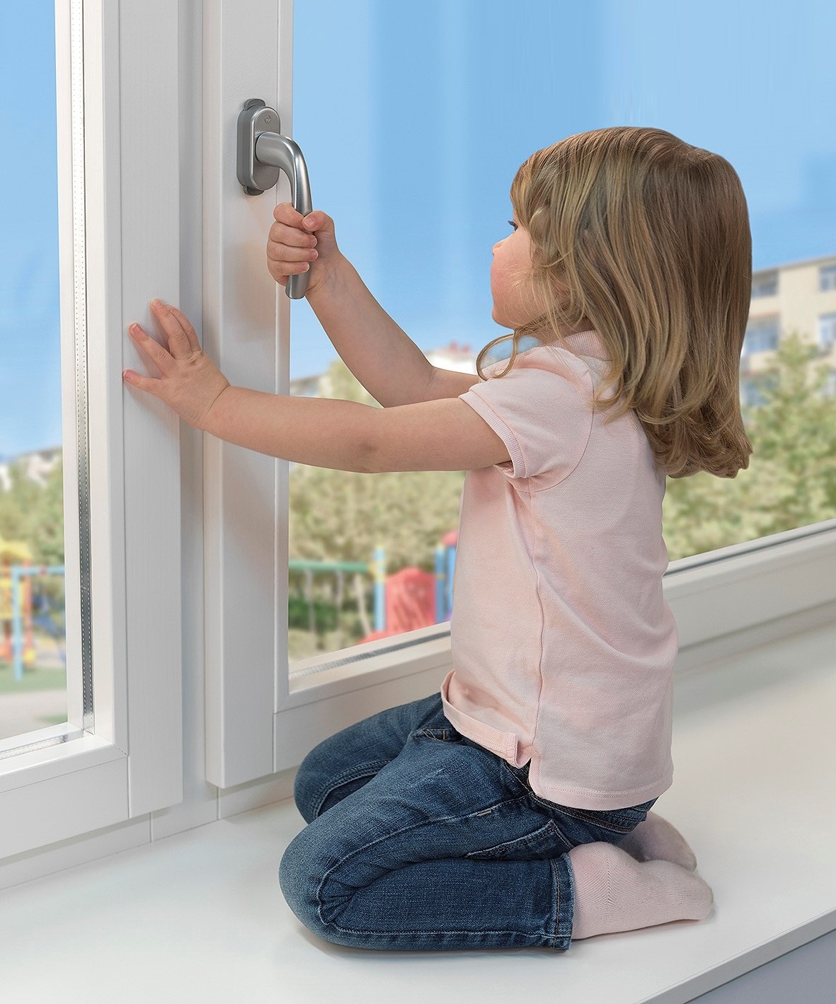 Варианты защиты на пластиковые окна для безопасности детей