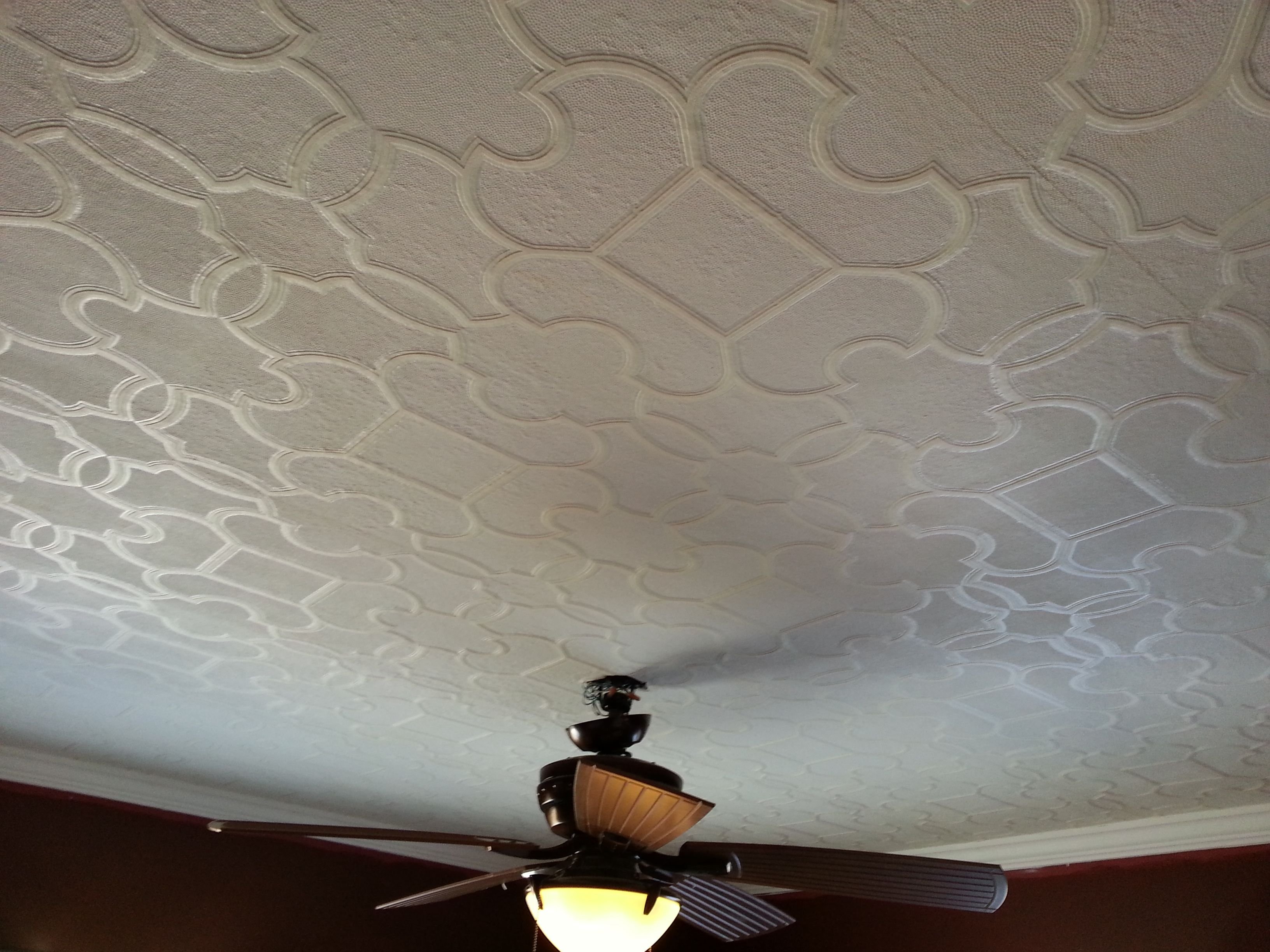 Из каких материалов создаются рельефные потолки?