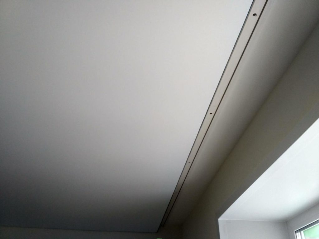 Ниша для штор в натяжном потолке: варианты конструкций и методы крепления
