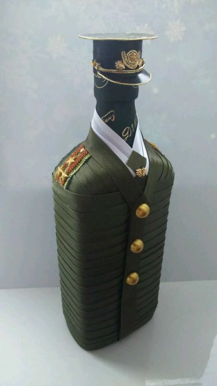 Красивое оформление бутылок к 23 февраля. как красиво украсить бутылку коньяка своими руками в подарок для мужчины в военную форму, полицейского, гусара, смокинг, фотографией, лентами, конфетами, букетом из конфет: идеи, дизайн, фото