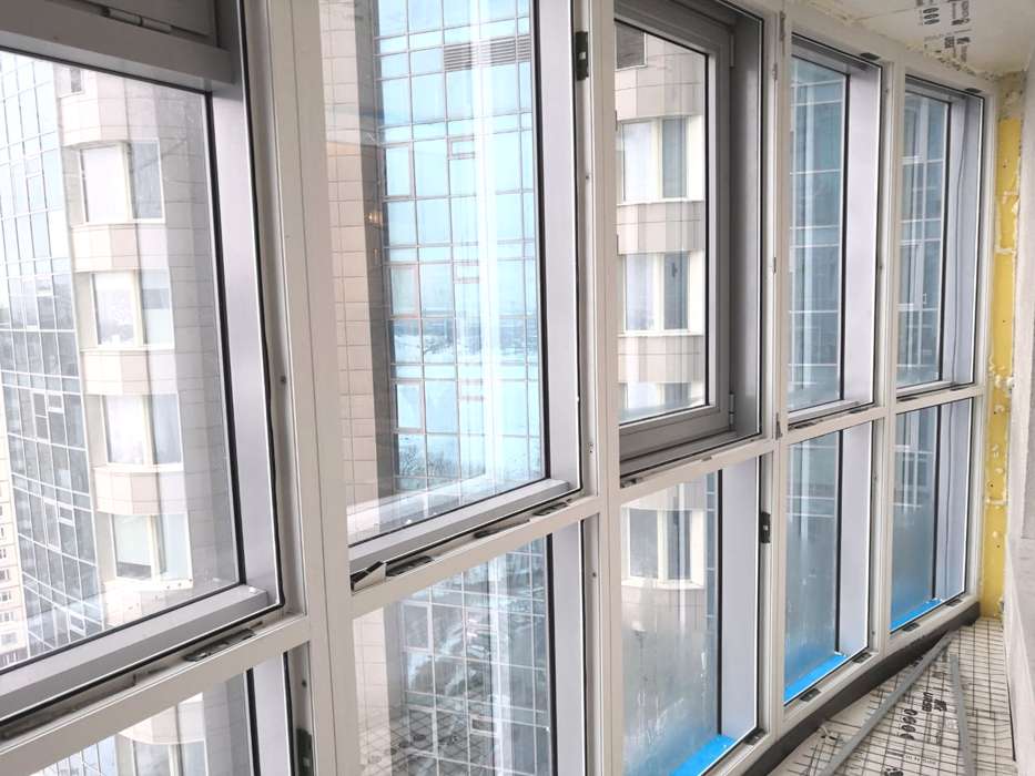 Панорамное остекление балкона, особенности, достоинства, недостатки, дизайн, отделка