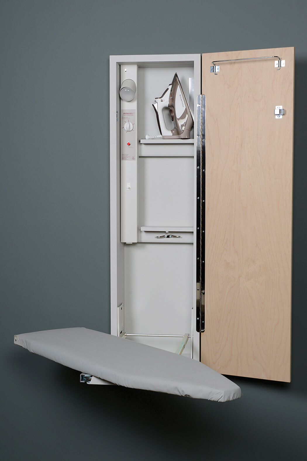Гладильный шкаф (35 фото): механизм с выдвижной или складной доской