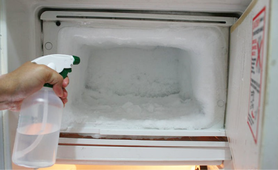 Почему холодильник часто. Холодильник Индезит ноу Фрост намерзает лед. Холодильник Индезит морозилка намерзает лед. Холодильник Индезит ручная разморозка. Разморозить холодильник.