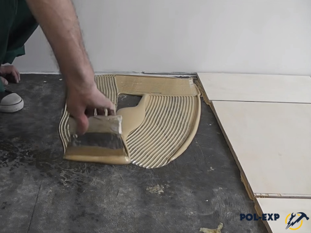 Чем приклеить фанеру к бетону: особенности клея для укладки плит