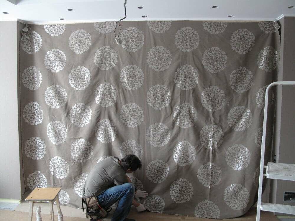 Драпировка стен тканью: плюсы и минусы, процесс отделки и выбор ткани - 11 фото