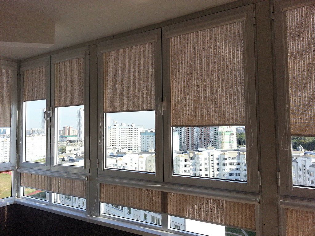 Выбираем жалюзи на балкон с раздвижными окнами: разновидности систем крепления и открытия, материалов, фото