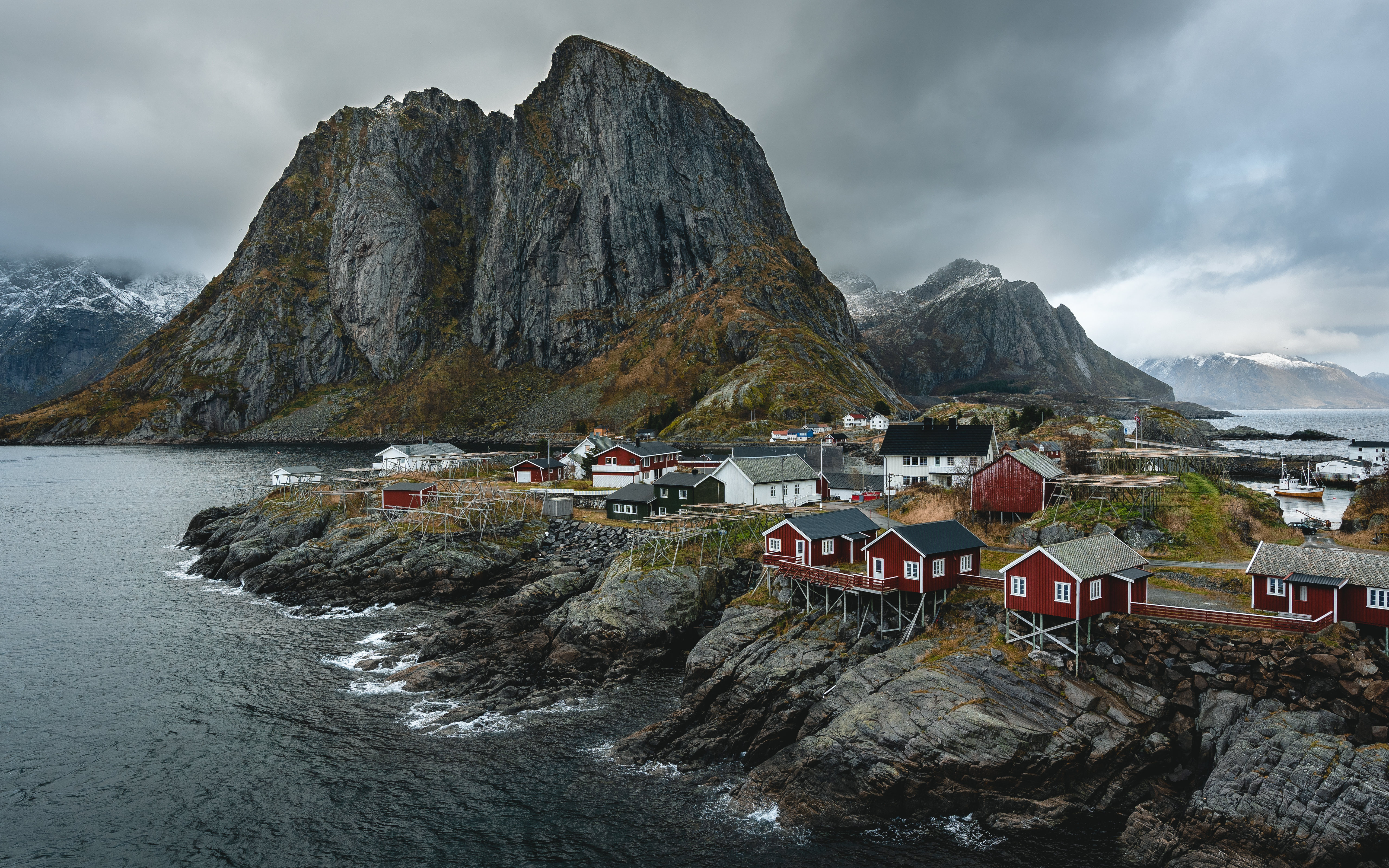 Норвегия существует. Лофотенские острова Норвегия домики. Норвегия Лофотенские острова домик красный. Эдевасскоиа Норвегия. Лофотенские острова, Норвегия домик на берегу.
