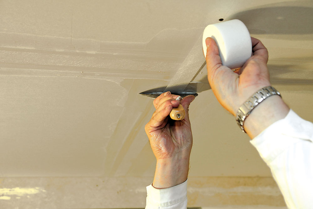 Как шпаклевать гипсокартон на потолке под покраску, видео отделки и подготовка
