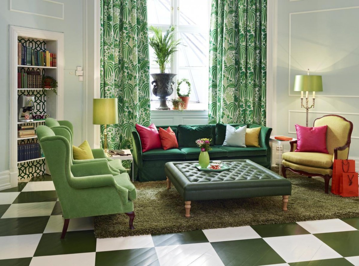 Зеленый диван и ковер в интерьере