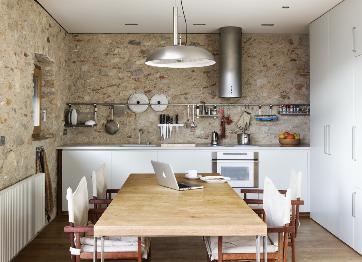 Стены на кухне: чем отделать, в квартире, в частном доме, недорого, дешево, кроме обоев, фото